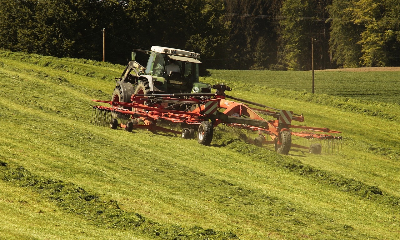 Tractor en campo cultivo