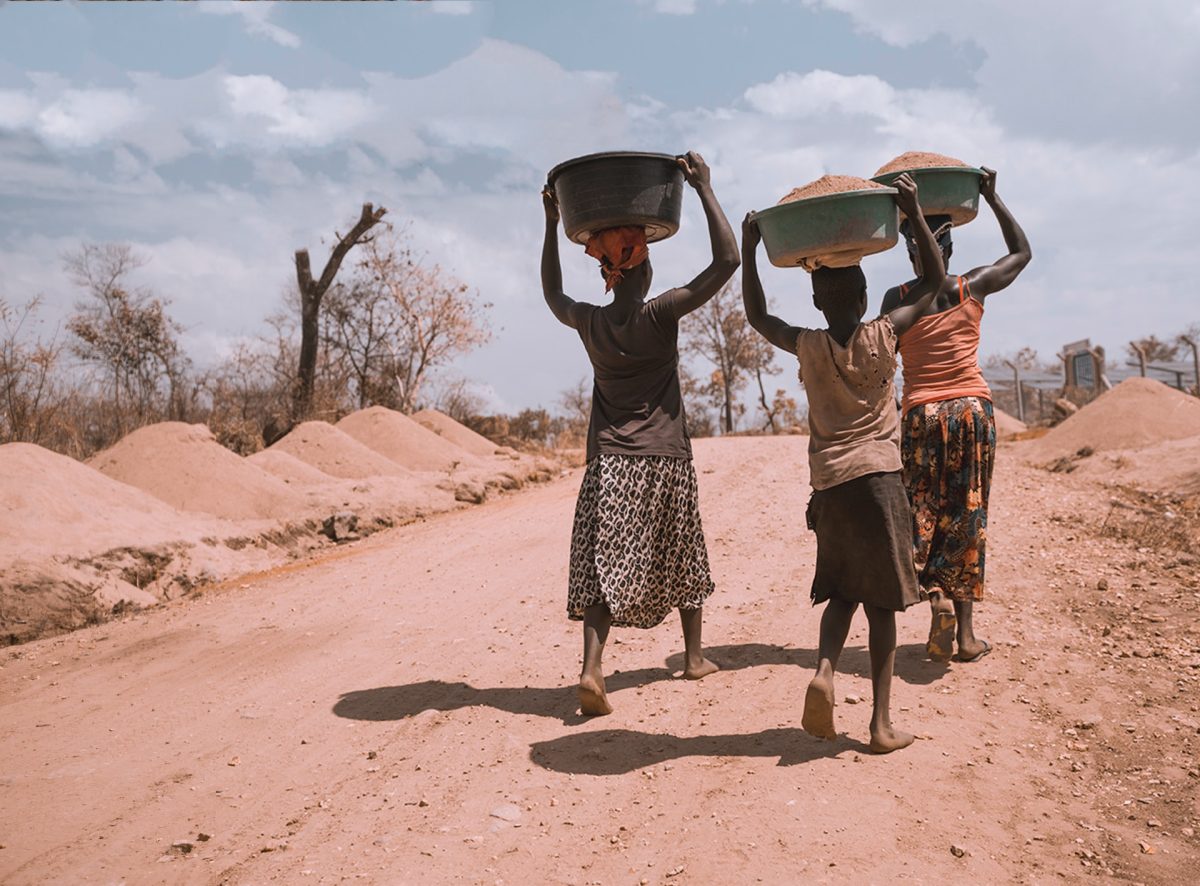 Mujeres africanas cargando comida en la cabeza